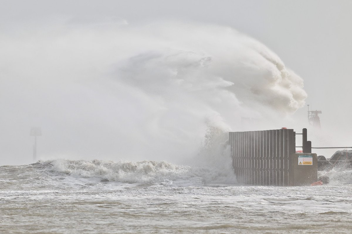 ryeharbour_NR's tweet image. Some of the strongest winds we have experienced here produced plenty of big waves at the river mouth and sea spray everywhere.
The high tide was only about 4m, so plenty of sea defence to spare.  #stormeunice