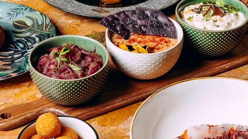 🌴🍣 Paloma, la isla caraibica di Ponte Milvio

➡ Una Isla Caraibica nel cuore di Ponte Milvio fatta di brio e gioventù in un contesto moderno. Stiamo parlando di Paloma, il nuovo ristorante che ha aperto a Roma Nord.

Leggi l'articolo completo 👉 bit.ly/3BzfLVZ