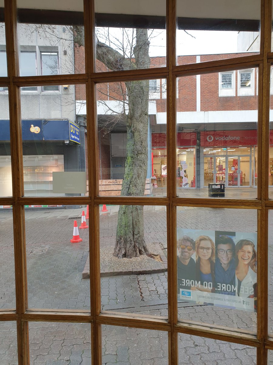 StirlingOpt's tweet image. Its best to avoid our side of Gold St for now, there's concern the tree might topple...
#Kettering