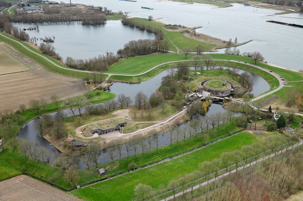 De erfgoedaanvraag Linielandschap Waaldijk is goedgekeurd! De erfgoeddeal helpt bij het herstel van 4 waterlinie erfgoederen bij de dijkversterking tussen #Gorinchem en #Vuren ➡️ bit.ly/3I3SmOT
 <a href="/peterdrenth68/">Peter Drenth</a> <a href="/erfgoedd/">Erfgoed Deal</a> <a href="/waterlinie_nhw/">Nieuwe Hollandse Waterlinie</a>   <a href="/Unesco_NL/">UNESCO Nederland (dormant)</a>

#Hollandsewaterlinies
