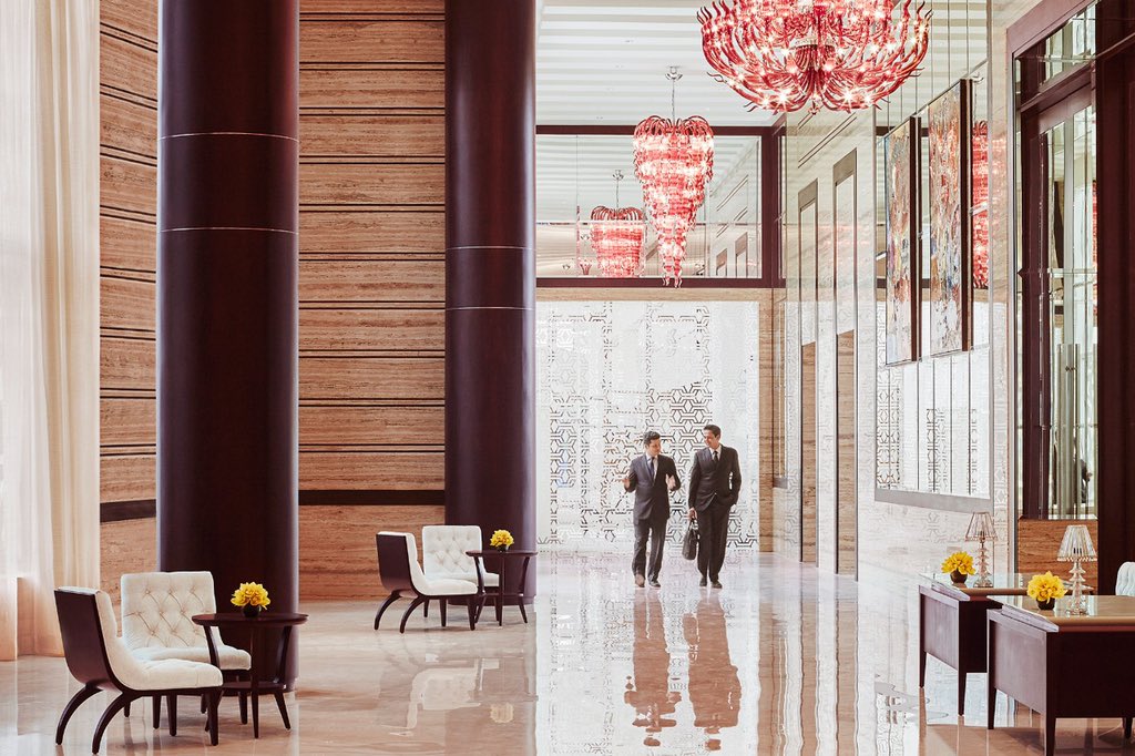 TajSantacruz_'s tweet photo. One of the key elements to our gorgeous interiors is the luxurious ambience created by our bespoke chandeliers. Each piece pays tribute to the attention to detail with with our hotel has been designed.
#TajSantacruz #TajHotels #Lobby #DesignIsInTheDetails https://t.co/Sjc6Omt2ZP
