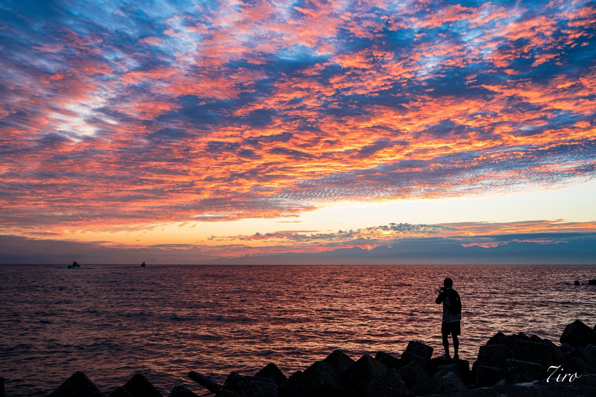 Napisc0's tweet photo. 日本海の朝焼け

#いつだってセカイは素敵だ
#キリトリセカイ 
#ファインダー越しの私の世界 https://t.co/QDBgOPk9Ea