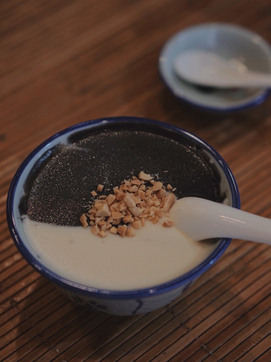 Guangzhou_City's tweet photo. #ExploringGuangzhouByMetro
🚇Get out from Exit B, Shiqiao Station from Line 3
Chen Cha Guan, a #TongSui shop in #Panyu,  #Guangzhou with an 80-year history, has won over many sweets lovers with its signature Tong Sui, such as handmade sesame dessert and mung bean soup.
📸半熟玫瑰 https://t.co/vJE7XtSHeU