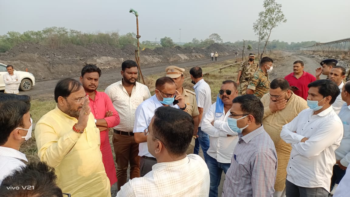 jorgewar_speaks's tweet photo. आठ��डा भरात बिबट्याच्या हल्यात सि.एस.टी.पी.एस. (#CSTPS) आणि #दुर्गापूर परिसरातील दोघांचा हकनाक बळी गेला आहे. वन विभागाने हिंसक जंगली प्राण्यांचा तात्काळ बंदोबस्त करत वन्यजिव व मानवी संघर्ष टाळण्यासाठी येथील #हिंसक प्राण्यांना येथून हद्दपार करावे !
@ChandrapurC https://t.co/PboDtMwGlX