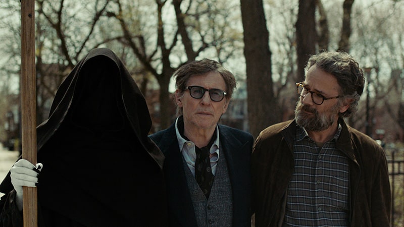 JasenV19's tweet image. Aunque #DeathOfALadiesMan no se sale de la típica historia de un hombre maduro que busca enmendar su vida, Matt Bussonnette sabe sacar provecho a sus toques surrealistas. La música de Leonard Cohen y la presencia de un notable e inefable Gabriel Byrne hacen el resto. ⭐⭐⭐ 6/10