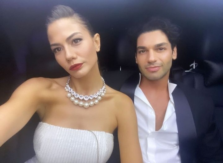 teamekcd's tweet photo. Demet ha publicado una foto en su story deseando Feliz Cumpleaños a su compañero de reparto y que seguro ya amigo Sükrü Ozyildiz 🎉🎉
FELICIDADES 🎂🎂🎂
#DemetÖzdemir #Sukruozyildiz #AskTaktikleri https://t.co/MwscPEN84r
