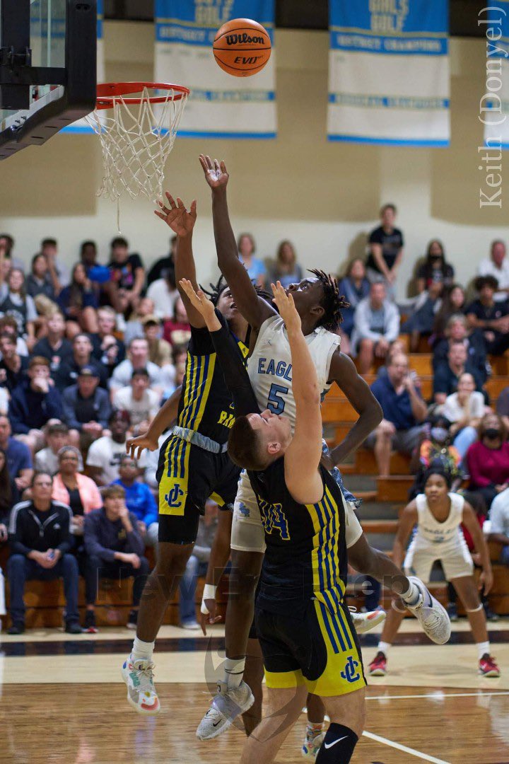 LAST NIGHT: No. 2 seed <a href="/SJPIIEagles/">SJPII Eagles</a> took down No. 7 seed <a href="/JCGoldenRams/">John Carroll</a> in the <a href="/FHSAA/">FHSAA</a> Class 3A-Region 3 quarterfinal round, 46-43.

St. John Paul II is now 16-10 on the season to date. It will be hosting the 3A-R3 semis next Tuesday night.

📷: @keithdonyel 

<a href="/PBCBBallForum/">#PBCHOOPS</a>
