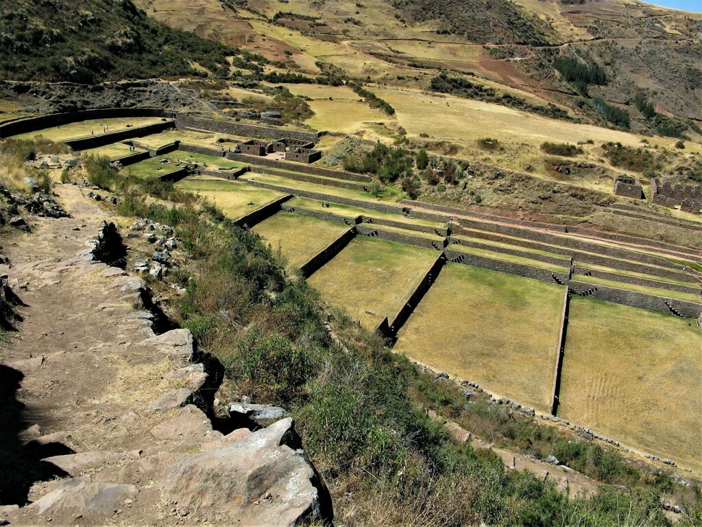 angieSAJourneys's tweet image. View over the agricultural terraces at Tipon in the Sacred Valley of Peru
Read more at selfarrangedjourneys.com/tipon
#Tipon #Peru #tw