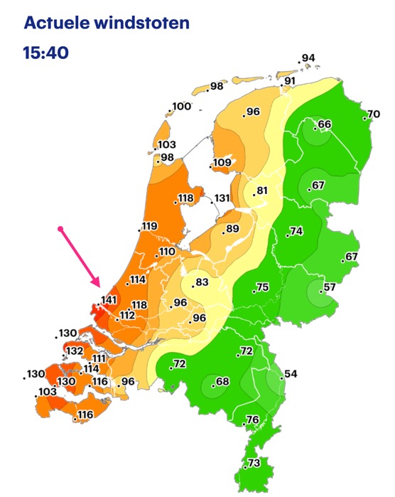 helgavanleur's tweet image. Tjeetje... Nu windstoot 141 km/uur Hoek van Holland!