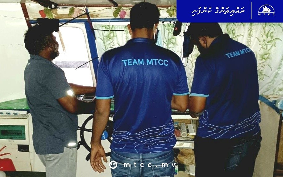 MTCCPlc's tweet photo. Our @MTCCkashavaru team is at Dh. Bandidhoo conducting engine inspections under the Yanmar Service Campaign. The team also held meeting with customers during this trip. #yanmarmarine #suzukimarine #castrol #ppgcoating https://t.co/9bat0lUi5N