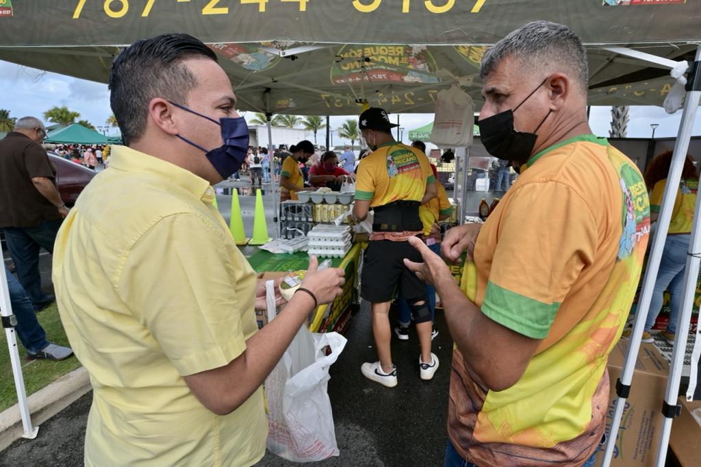 SomosFamiliaPR's tweet photo. En el Mercado Familiar en #Cataño, junto al alcalde Julio Alicea dialogamos con los agricultores y catañenses que aprovecharon para comprar los productos elaborados en #PuertoRico. Seguimos  promoviendo la sana alimentación para una buena salud. #MercadosFamiliares #Nutrición https://t.co/ANAAaXVG8x