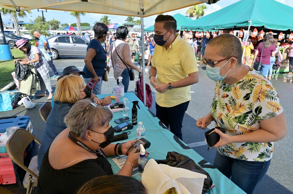 SomosFamiliaPR's tweet photo. En el Mercado Familiar en #Cataño, junto al alcalde Julio Alicea dialogamos con los agricultores y catañenses que aprovecharon para comprar los productos elaborados en #PuertoRico. Seguimos  promoviendo la sana alimentación para una buena salud. #MercadosFamiliares #Nutrición https://t.co/ANAAaXVG8x