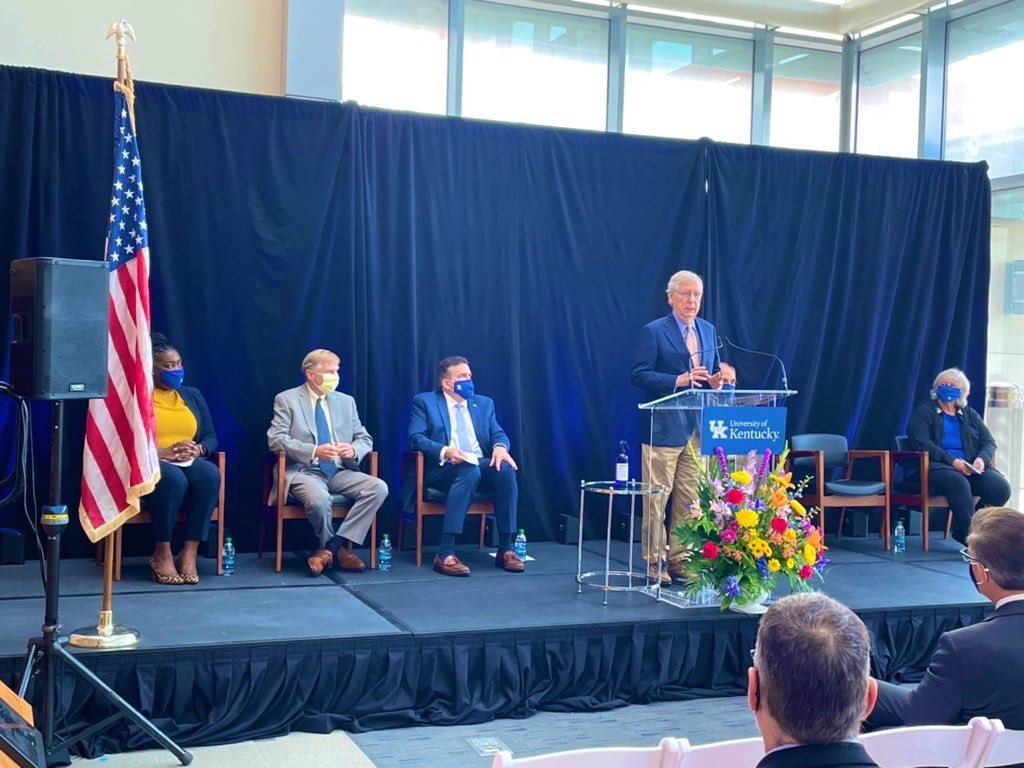 McConnellPress's tweet photo. Last year, @LeaderMcConnell traveled to @universityofky to present a $23.5 million federal award to the @UK_CCTS program. CCTS focuses on disease treatment research in Appalachia, delivering crucial support to serve all of Kentucky. #Bluegrass120
https://t.co/0jRMzmK5Oi https://t.co/j4YyZnfZmd