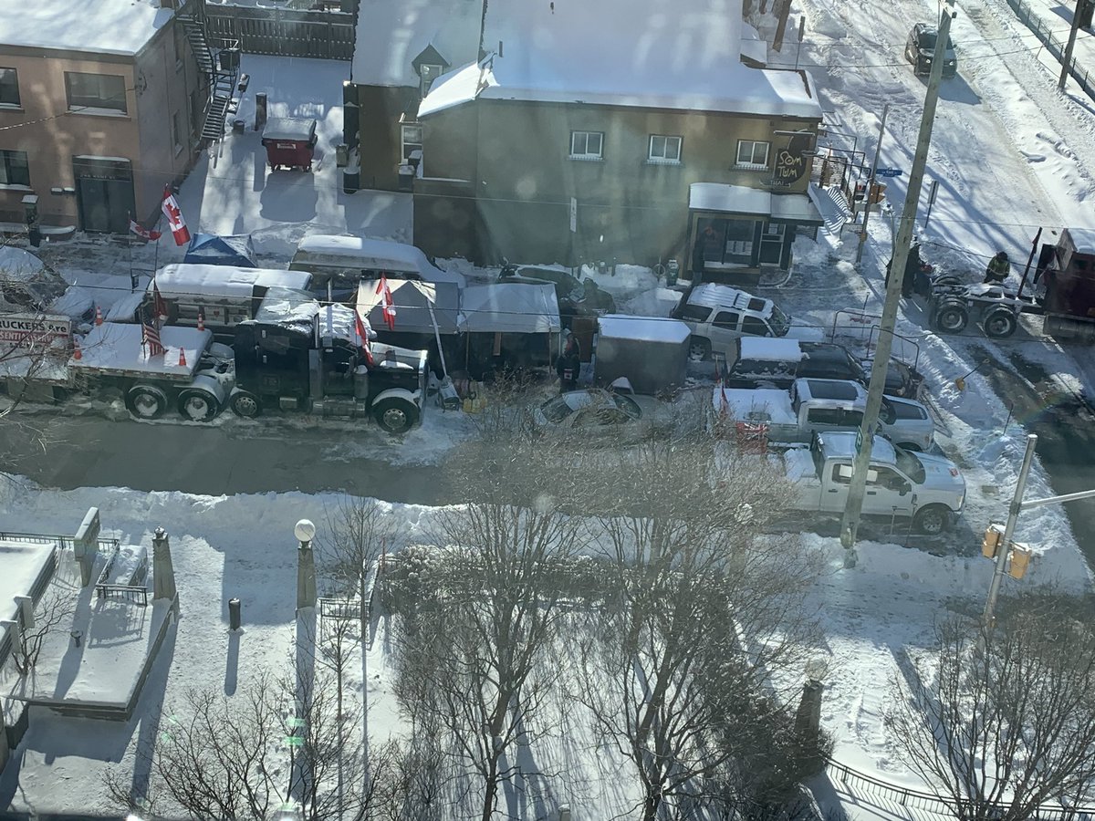 lfd_ott's tweet image. Lot of trucks - and tents - still packing Kent at Nepean and a lot of honking, although one rig just pulled away.  Progress?#OttawaOccupation #Ottawa #OttawaOccupied @OccTranspo
