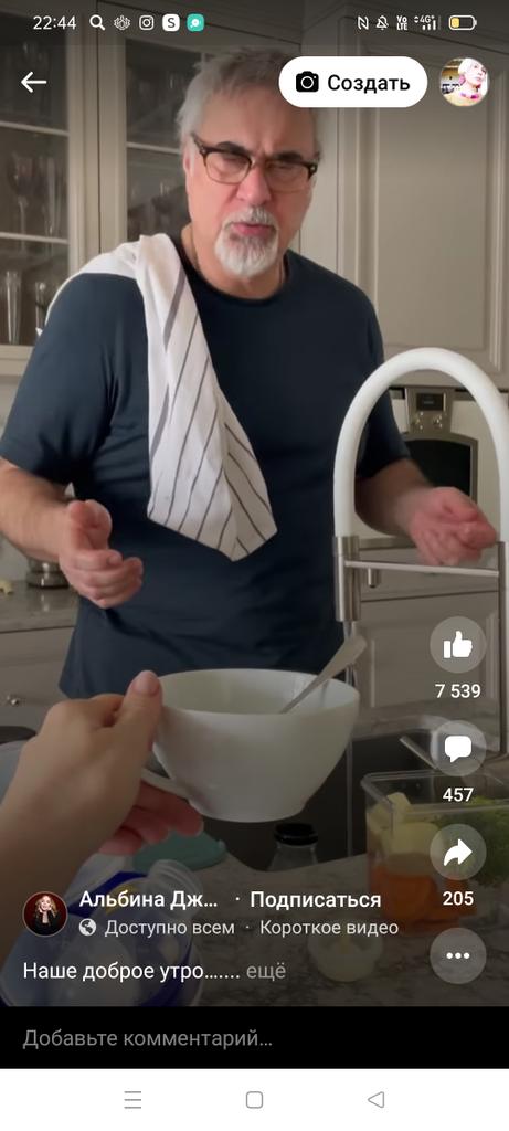 Меладзе моет посуду. Такой пирожочек. Просто идеальный мужчина.