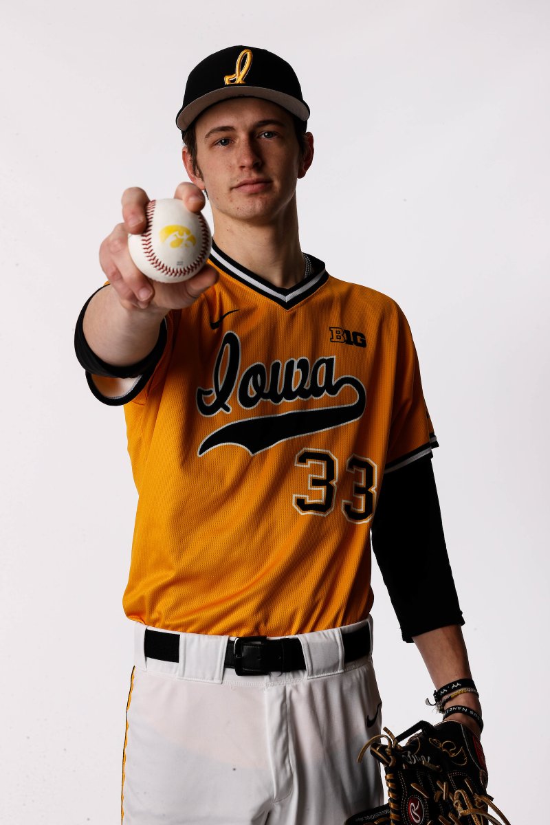 E5 | F.I.L.T.H.Y. = <a href="/AdamMazur21/">Adam Mazur</a> 

Since giving up a first-inning solo shot (to a short porch), the RHP has retired THIRTEEN STRAIGHT!

#Hawkeyes lead 4-1.