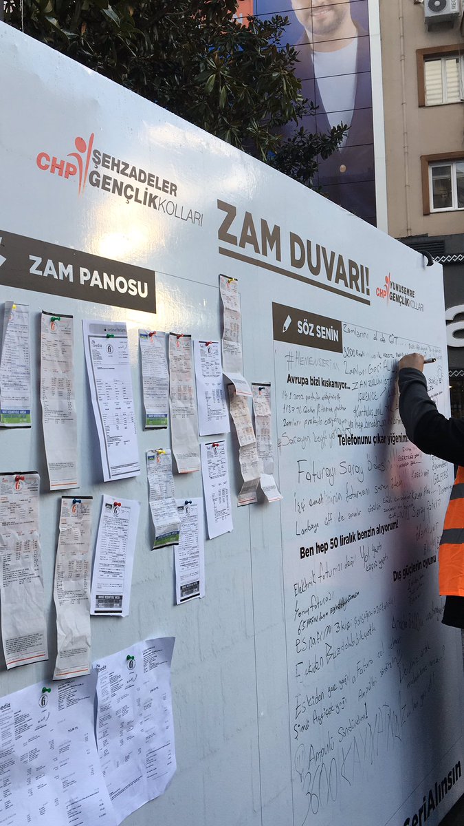 Bugün, CHP Yunusemre ve Şehzadeler Gençlik Örgütleri olarak Manolya Meydanında kurmuş olduğumuz “Zam Duvarı” ile sözü Manisa halkına bıraktık. Vatandaş, cebindeki üç kuruşa göz diken bu dikta rejiminden usanmış halde. Herkes, “Hemen seçim!” diyor.

<a href="/herkesicinCHP/">CHP 🇹🇷</a> <a href="/kilicdarogluk/">Kemal Kılıçdaroğlu</a>