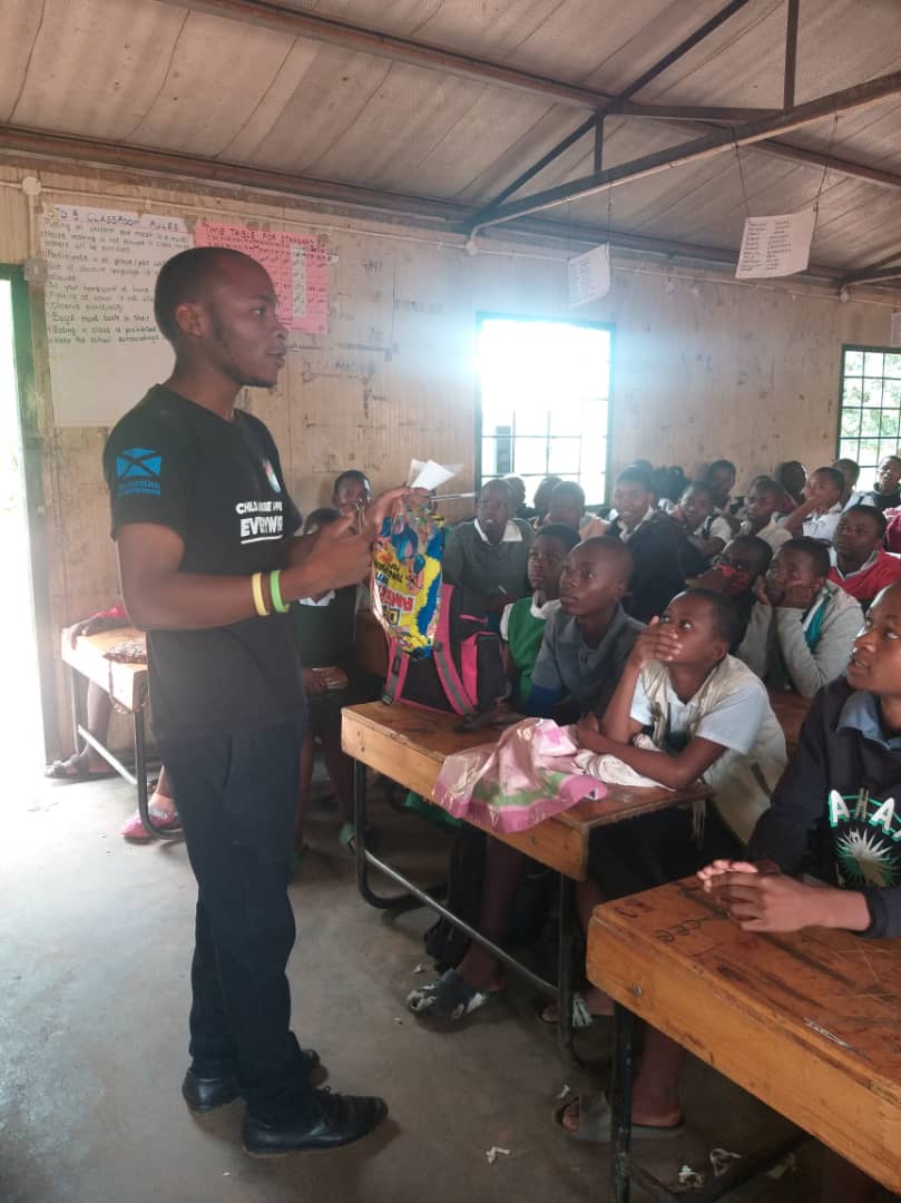 DubaiWatch1's tweet photo. One way of improving performance of learners in schools is through motivating them, a career talk and HIV&AIDS session was conducted by DUYOWO at Mvama primary School, in standard 8
#Nycom
#yofonat
#malawi youth https://t.co/mn8z8nj3Bj