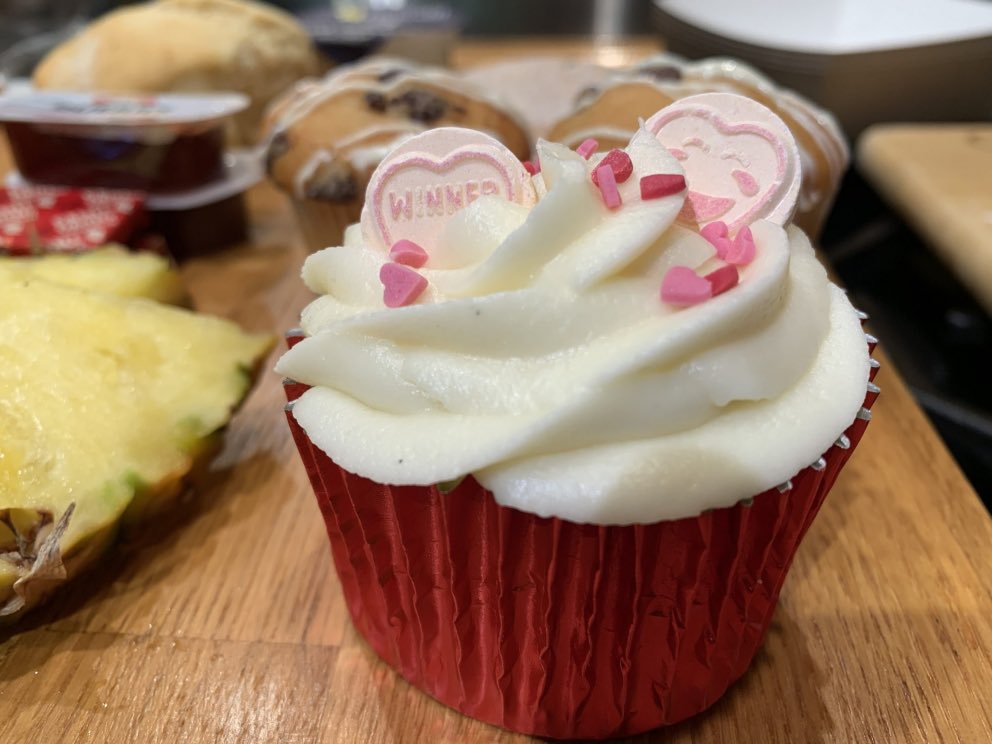 If you are looking for a treat then check out <a href="/ClwbThe/">TheArtisarnieClwb</a> 😍

“Catering for business lunches, parties, afternoon teas, special anniversaries or any 'lets get together' occasion. Traditional platters or individual boxes of goodies - which you will definately not want to share!”