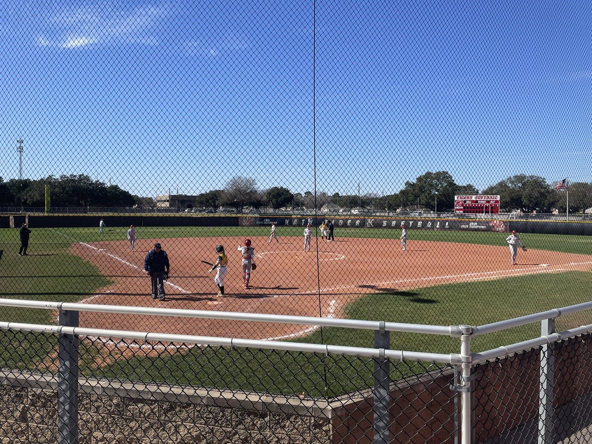 Spending 7th period out at the softball fields supporting our dual sport athletes! 🏐❤️🥎