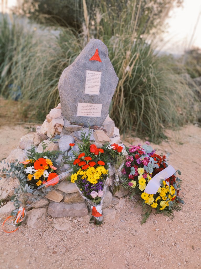 Hoy hemos vuelto a rendir un homenaje a las Brigadas Internacionales 🔻, y este año en concreto a nuestro compañero Eddie O'Neill ✊🏽🚩 con el que aprendimos! #Rivas siempre te tendrá en su memoria! Gracias compa!
❤️💛💜
