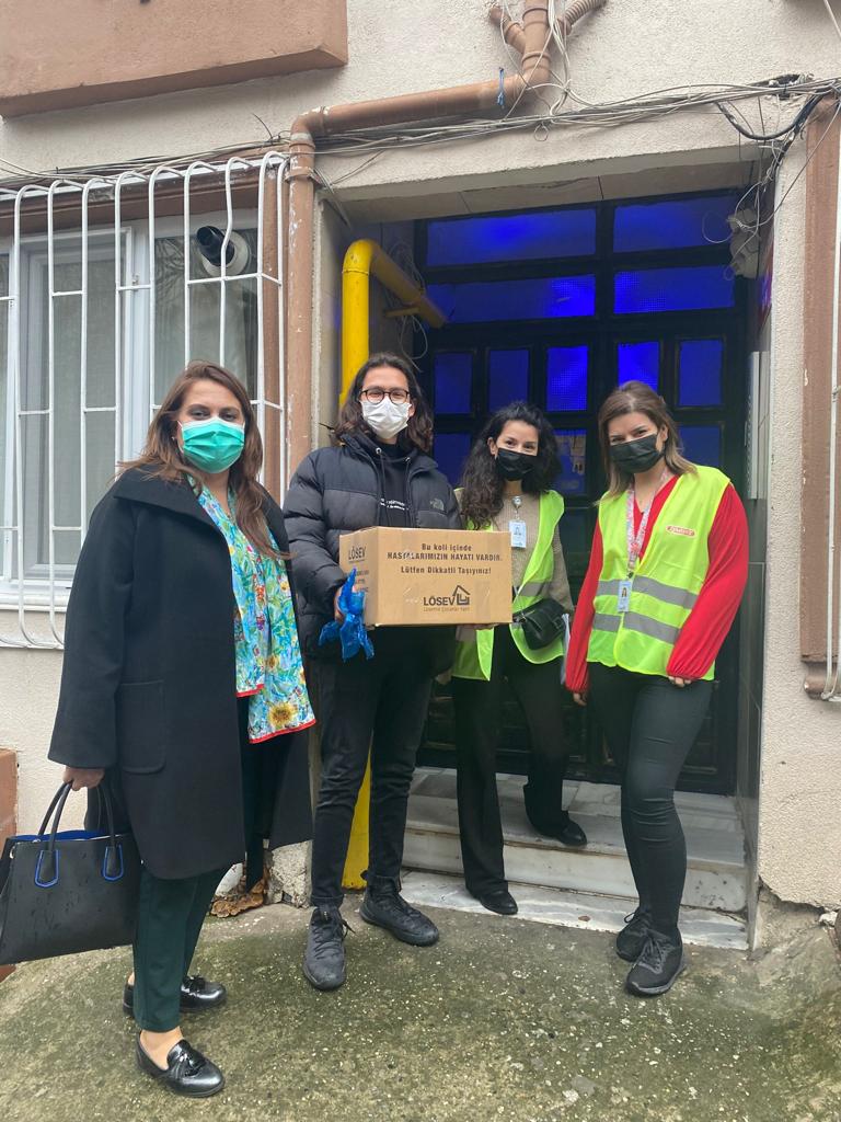 iuclosev's tweet photo. Bugün Sosyal Hizmetlerden Peray Hanım ile birlikte Kocaeli İl ziyareti kapsamında tedavisi devam eden ailelerimize #MutluEt paketlerini ulaştırma aşamasında destekte bulunduk. 🧡

@losev1998 
@ustunezer 
@hulya_unver 
@TugceGucuyener https://t.co/Nj952YA72t