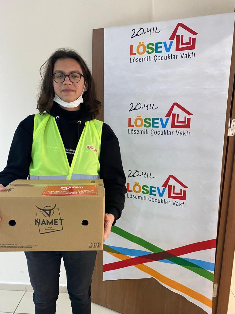iuclosev's tweet photo. Bugün Sosyal Hizmetlerden Peray Hanım ile birlikte Kocaeli İl ziyareti kapsamında tedavisi devam eden ailelerimize #MutluEt paketlerini ulaştırma aşamasında destekte bulunduk. 🧡

@losev1998 
@ustunezer 
@hulya_unver 
@TugceGucuyener https://t.co/Nj952YA72t