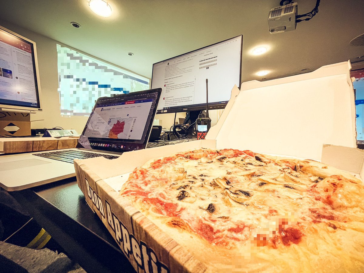 kfvnortheim's tweet photo. „Müsst ihr nicht bezahlen!“ – Das #Testas in #Northeim spendiert #Pizza für den Führungsstab. Wir sagen herzlich #Danke für diese Unterstützung im #Ehrenamt! #Zeynep #Orkan #Unwetter https://t.co/YTmzi5LM0b