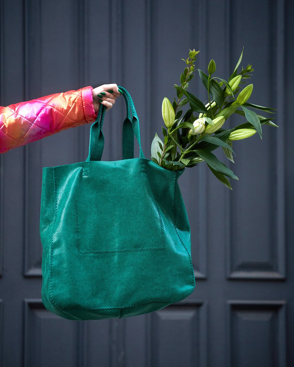VoltaAtelier's tweet photo. Sustainably beautiful, undeniably timeless: the perfect shopping bag exists, and it’s called Ipanema ><

photographer @korolkovas
model @bruvilledieu
stylist @reinamasallera
content direction and assistance @carolcarlovich

#Upcycling #SustainableFashion #SlowFashion #Volta https://t.co/fTJ1puFRld