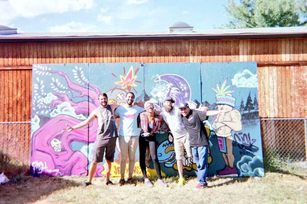 jenkins2d's tweet photo. Blue Dozen Collective trip for our Denver group show Southern Elevation a few years back
Need more times like these fam 🍻
#bluedozencollective #streetart #collab https://t.co/7pDvEvusmu