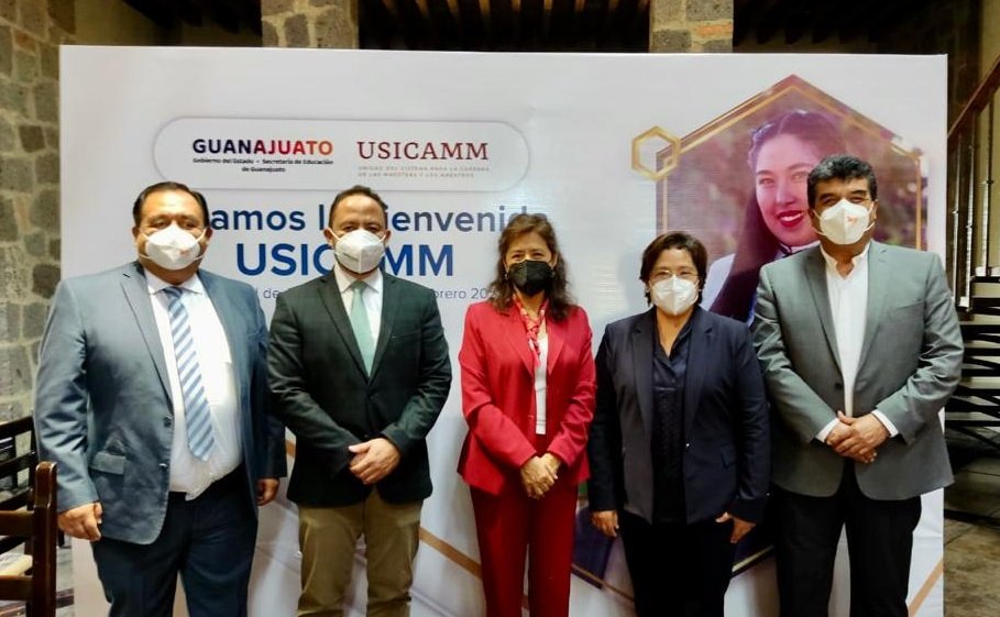45SNTE's tweet photo. #TodosSomosUno 🙋🏻‍♀️🙋🏻‍♂️

La Sección 45 del #SNTE asistió a reunión regional de la USICAMM, en la que estuvieron presentes el Maestro Jorge Enrique Hernández Meza, Secretario de Educación de Guanajuato y la Maestra Adela Piña Bernal Titular de la USICAMM. https://t.co/Ou7gGtb8sD