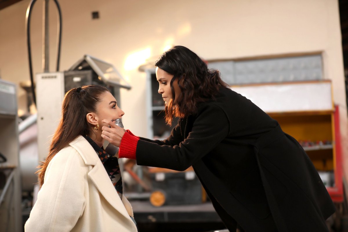 Эсра и озан. Любовь разум месть 33 серия. Любовь разум месть 35 серия. Любовь разум месть турецкий туркру. Озан и эсра поцелуй.