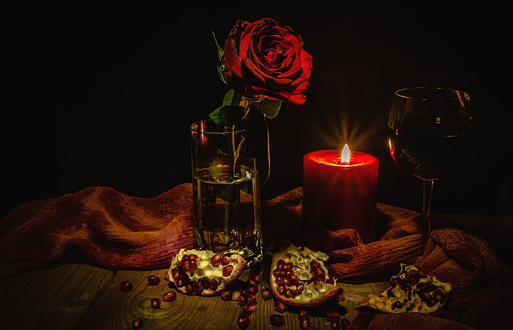 Песня на столе коньяк и свечи догорают. Натюрморт на темном фоне. Романтичный натюрморт. Романтический натюрморт. Свечи, цветы и вино.