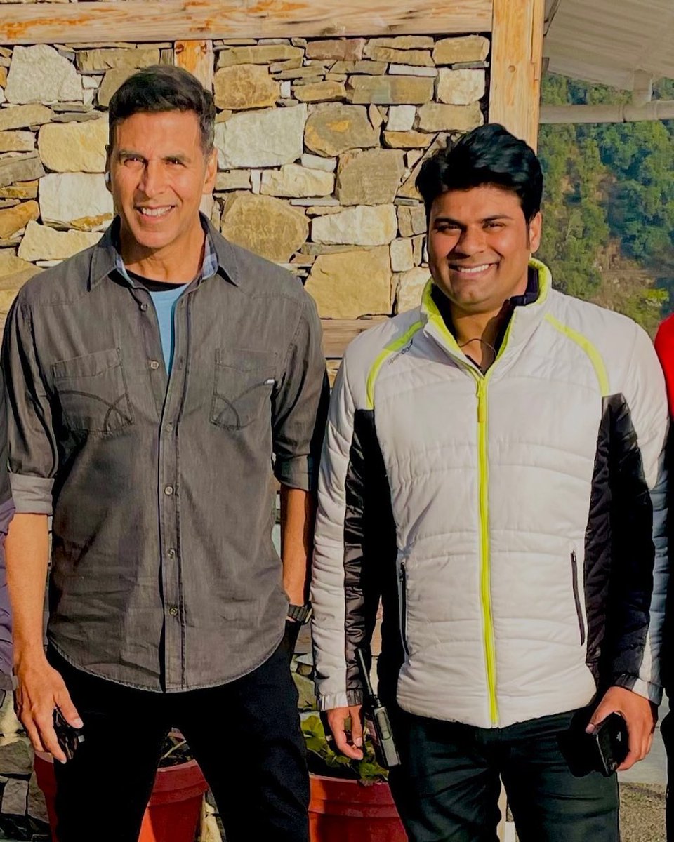 AKFansGroup's tweet photo. PHOTOS- @akshaykumar sir clicked with line producers during #ProductionNo41 wrap up celebration in dehradun recently. https://t.co/ubSCG1xjOa