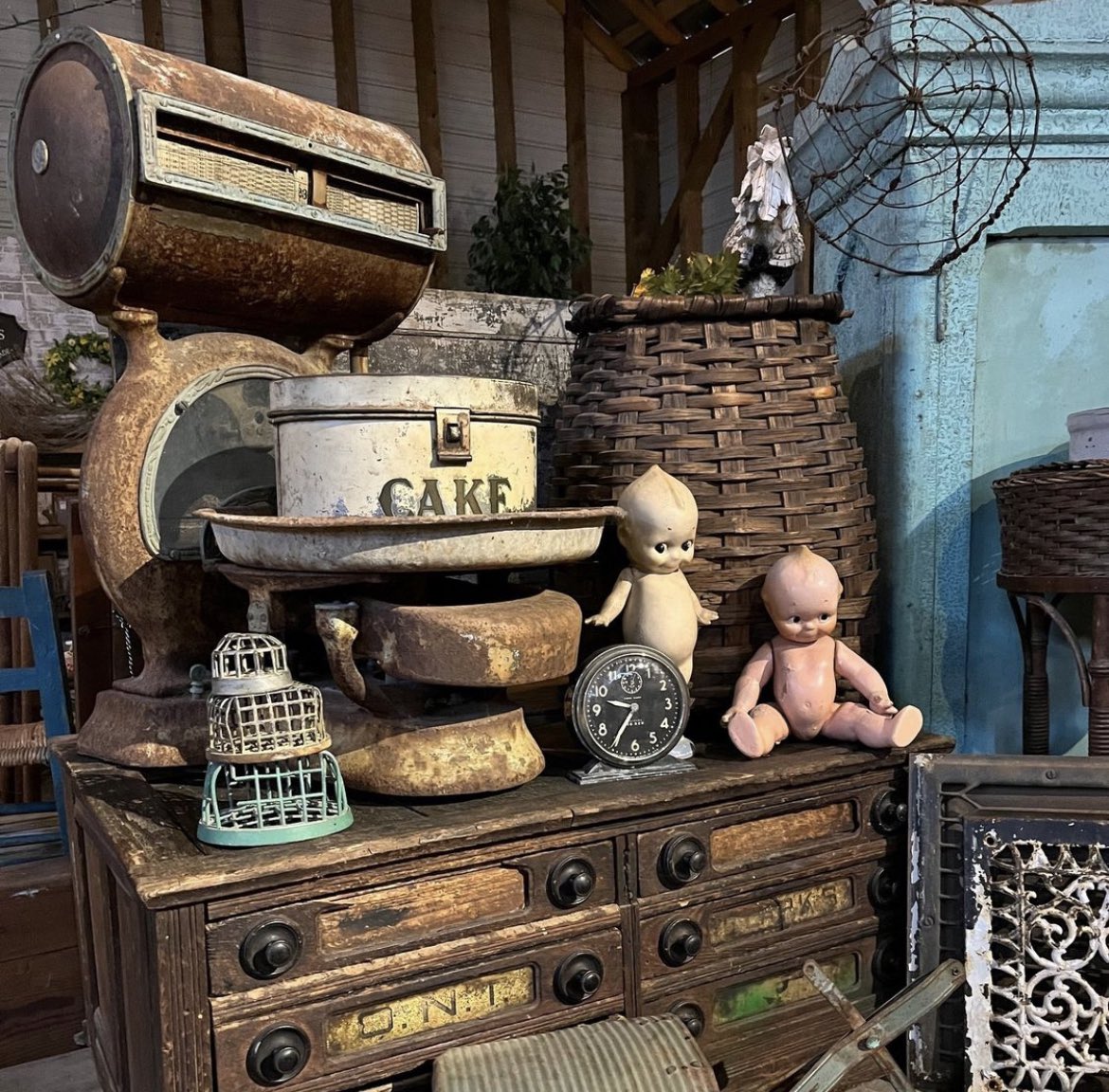 Filling in the picture we showed you a few days ago! We want it to warm up so the barn isn’t so cold! #barnseason #vintagemarket #thebarnatcreeksidefarm #antiques