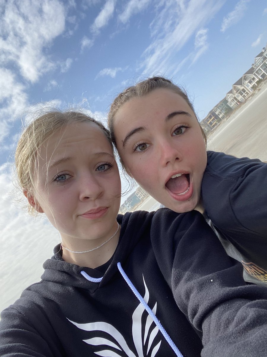 ValkyrieSoftba2's tweet image. Fun on the beach #eatemup #finsup