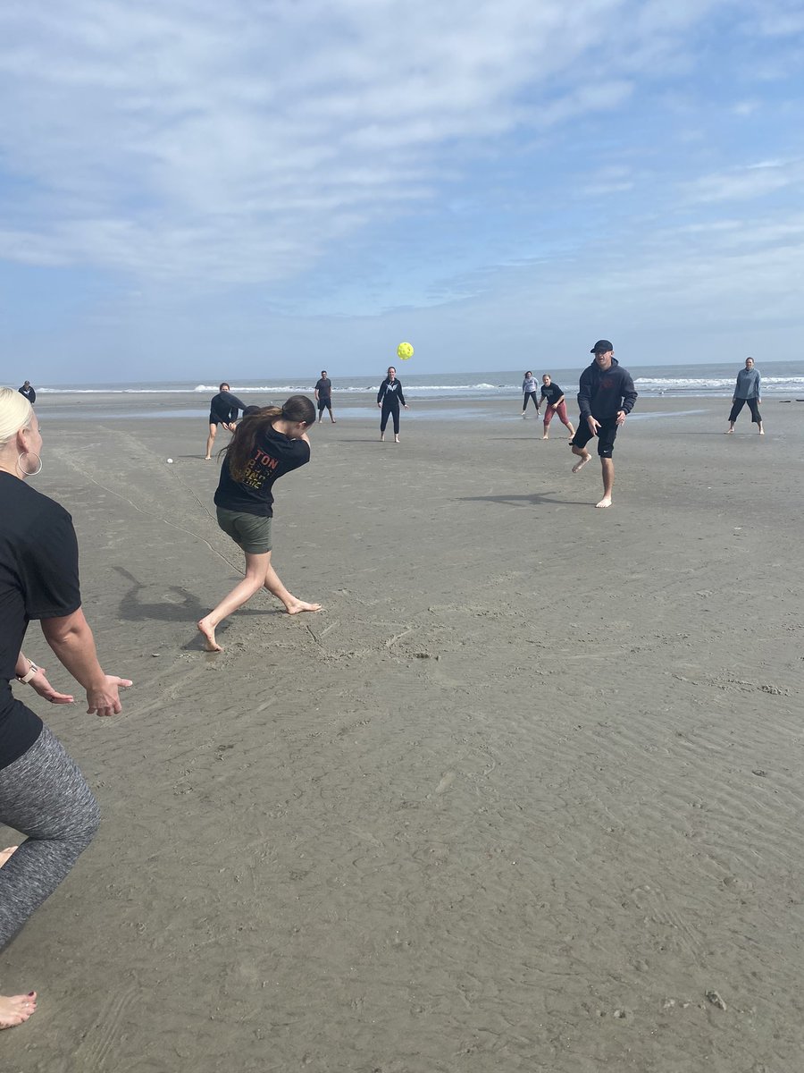 ValkyrieSoftba2's tweet image. Fun on the beach #eatemup #finsup