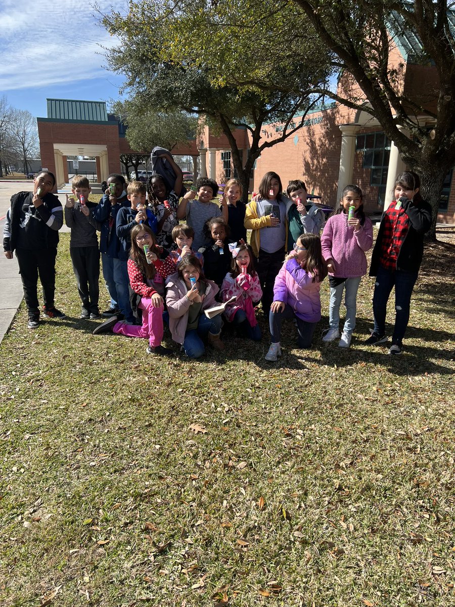 carlyk4th's tweet photo. Bean jar party! #mbeisfamily #mbebears2022 https://t.co/EJotZbpdQl