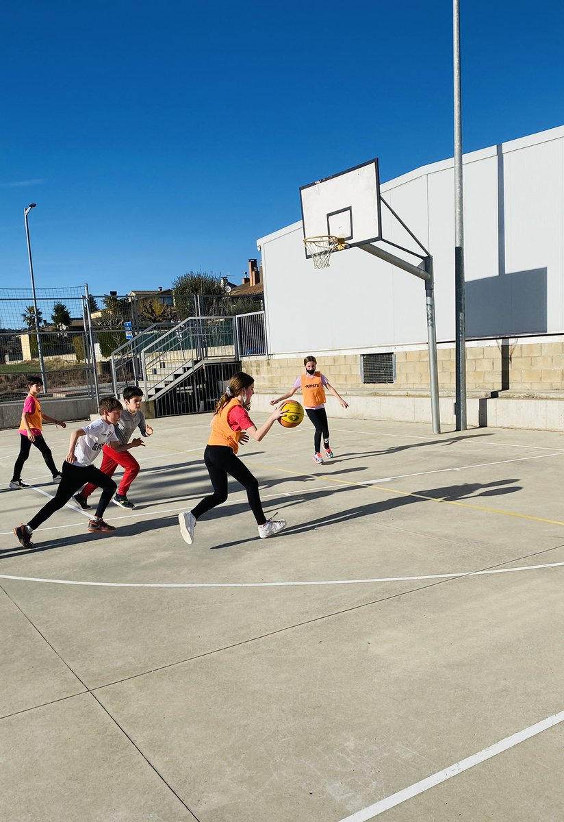 ie_martamata's tweet photo. Amb els i les alumnes de 6è acabem la setmana practicant la “touche” de rugbi i jugant a bàsquet! #priIEMM https://t.co/oAgf9tHL6X