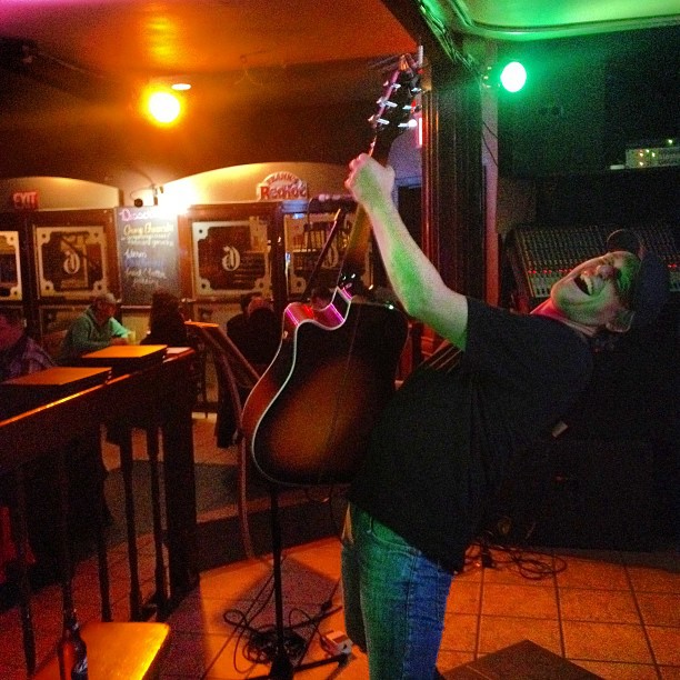 FRIDAY! Been waiting ALL WEEK and it's finally here.

Dave White gracing our stage at 6:30, followed by the dynamic duo of Derek Graham &amp; Nick Earle 11pm. Doors are open, come on down.

Takeout/Delivery: greensleevespub.ca