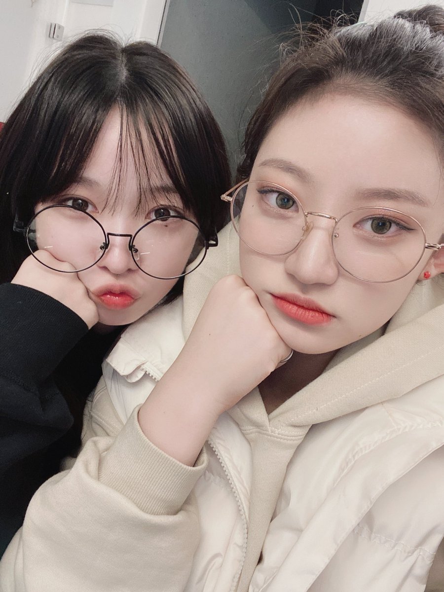 FranceBilllie's tweet photo. 16.02.22 | TRAD 

[#Hatuna] siyoon unnie que j’aime énormément ♡ joyeux anniversaire !!💗💗
Merci beaucoup de toujours me parler et de prendre soin de moi 😍 je t’aime tellement !!!!!
Profite de tes 18 ans 🥳🐣

#빌리 #Billlie @Billlieofficial https://t.co/3i1NsCj2an