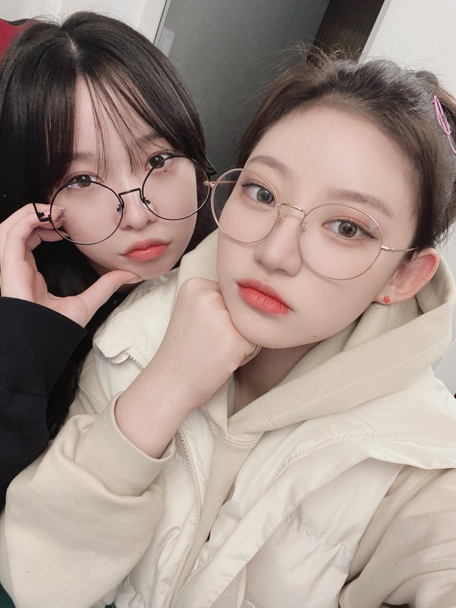 FranceBilllie's tweet photo. 16.02.22 | TRAD 

[#Hatuna] siyoon unnie que j’aime énormément ♡ joyeux anniversaire !!💗💗
Merci beaucoup de toujours me parler et de prendre soin de moi 😍 je t’aime tellement !!!!!
Profite de tes 18 ans 🥳🐣

#빌리 #Billlie @Billlieofficial https://t.co/3i1NsCj2an