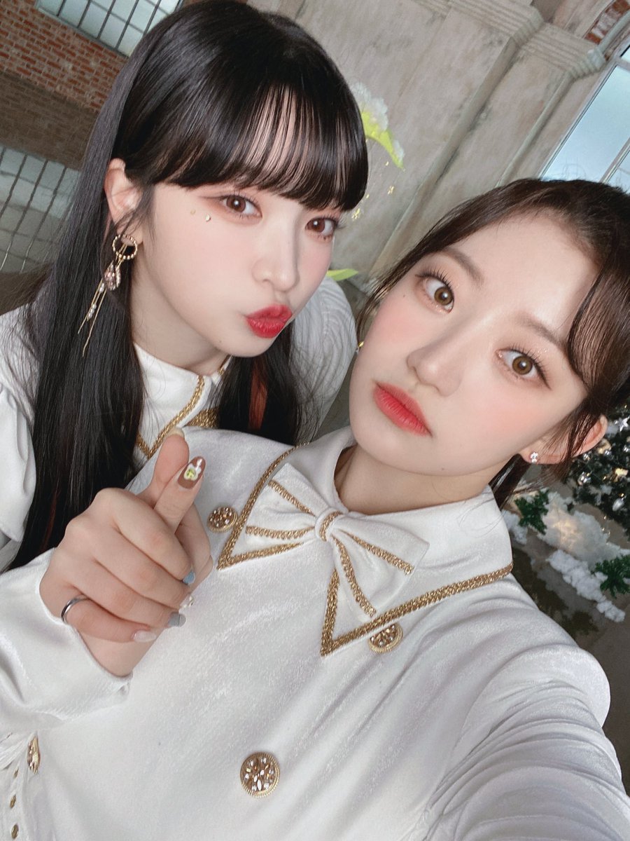 FranceBilllie's tweet photo. 16.02.22 | TRAD 

[#Hatuna] siyoon unnie que j’aime énormément ♡ joyeux anniversaire !!💗💗
Merci beaucoup de toujours me parler et de prendre soin de moi 😍 je t’aime tellement !!!!!
Profite de tes 18 ans 🥳🐣

#빌리 #Billlie @Billlieofficial https://t.co/3i1NsCj2an