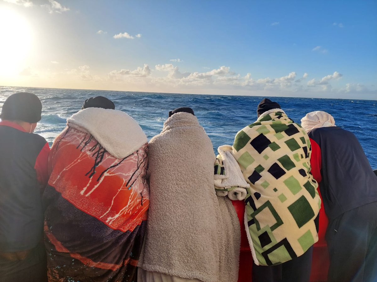 Der #OceanViking wurde Pozzallo als sicherer Hafen für die 247 Überlebenden zugewiesen.

Diese Frauen, Kinder &amp; Männer versuchten, im Winter das Meer zu überqueren, weil sie „keinen anderen Ausweg hatten“, wie viele unserer Crew erzählten. Ihre Rettung ist bald abgeschlossen.