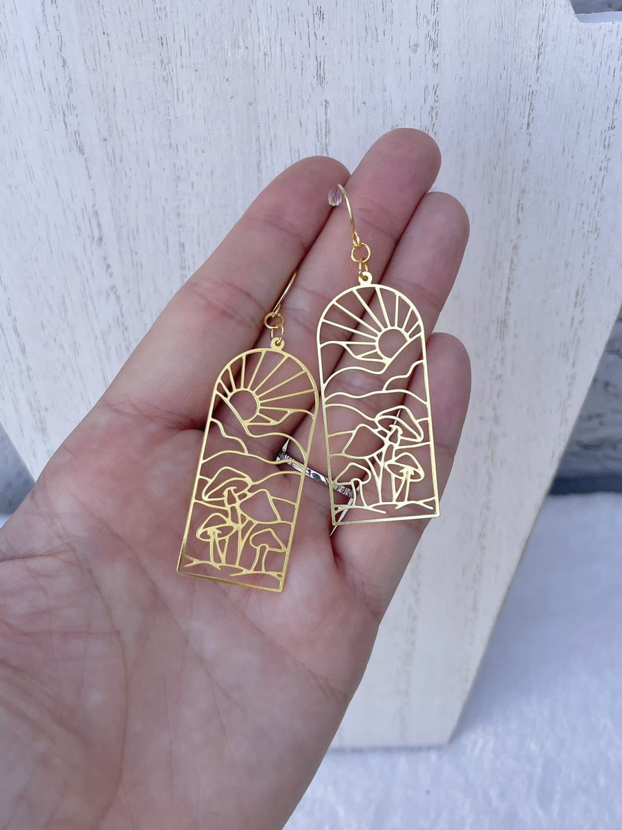 40% off all remaining earrings! Use the code CLOSEOUT at checkout💛🌸✨