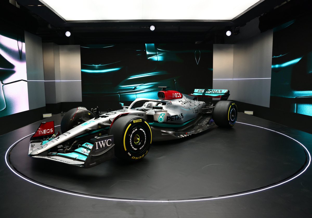 DriveMx1's tweet photo. Regresa el plata a la decoración de los autos de la escudería #MercedesAMGPetronas

Se presentó el #W13, monoplaza con el que #LewisHamilton y #GeorgeRussell competirán en la temporada 2022 del campeonato de #F1, tras 18 meses de trabajo el auto está listo para las pistas. https://t.co/NWilGJu9nr