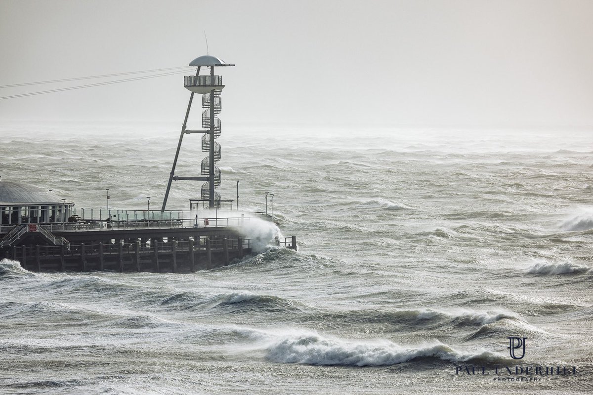 Storm Eunice on Bournemouth beach #StormEunice #bournemouth #bournemouthbeach #waves #storm #dorset