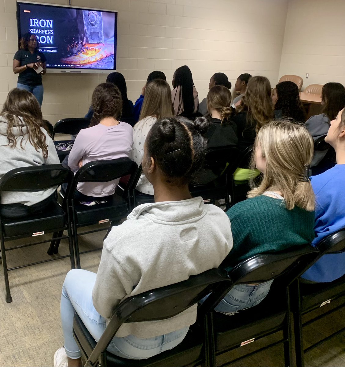 FULSHEARVB's tweet photo. Today we wrapped up our classroom week with THE man @MackeySpeaks. What an awesome lineup of speakers and a truly inspiring week. We can’t wait to get back to work and put what we have learned into action! #ironsharpensiron #gameon #worklikeawalkon #itsnotaboutme #embraceyourrole https://t.co/YYojh78Et0