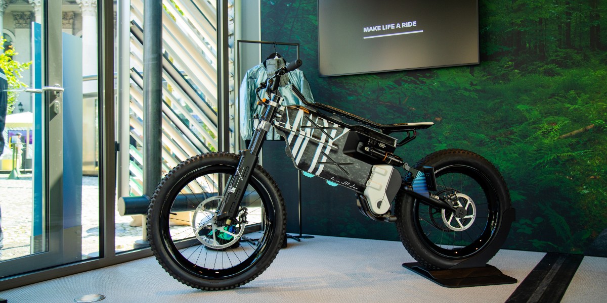 BMWMotorrad's tweet image. At #IAAMobility 2021, we first presented our idea of adaptive mobility: the BMW Motorrad #VisionAMBY. Because in the future, you will be the one to decide how you move.  🙌⚡  

Check our homepage for more: 
▶️ bmw-motorrad.com/en/shorturls/v… 

#MakeLifeARide #PluggedToLife #BMWMotorrad