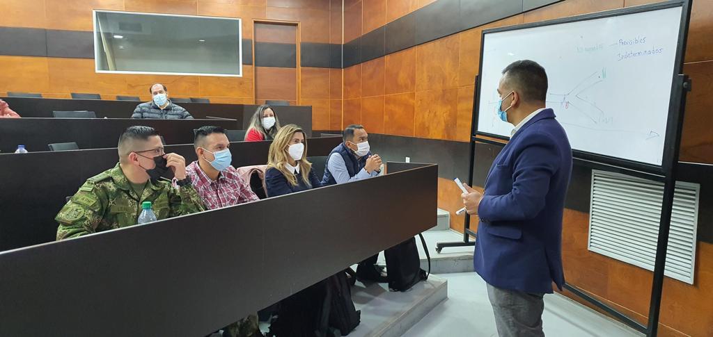 VelandiaGuille's tweet photo. Muy contento hoy en mi primer día del 3er semestre de la Maestría en Gestión del Riesgo y Desarrollo, en la Escuela de Ingenieros Militares - #ESING. Cada día pongo lo mejor de mí para seguir adquiriendo capacidades que me permitan servirle a la patria. #Trabajo24Siete 🦺 https://t.co/jhsP5dJmBw